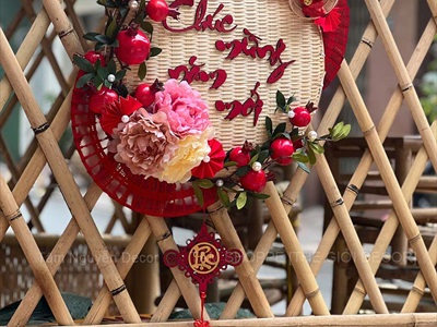 Vòng treo cửa mẹt tre Chúc Mừng Năm Mới cành lựu quạt Đỏ [Vòng nhẹ] N50cm VTC-T-46